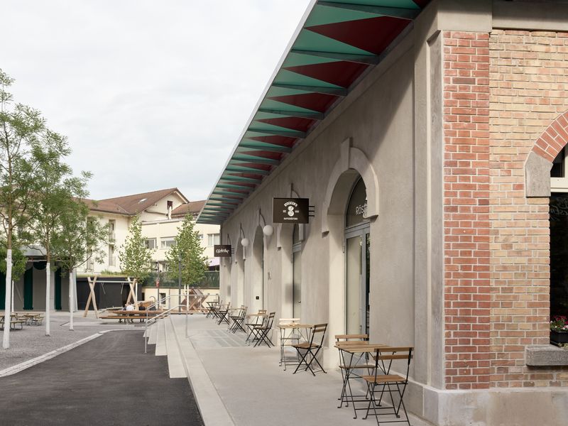 Chäsimatt – Die alte Chäsi mit dem neuen Gesicht zum Chäsiplatz hin. Ein Kaffeeröster und eine Gelateria kommen als Produktionsbetriebe zurück in die Chäsi und bereichern das Gastroangebot. – © 2018 by Ariel Huber / EDIT images