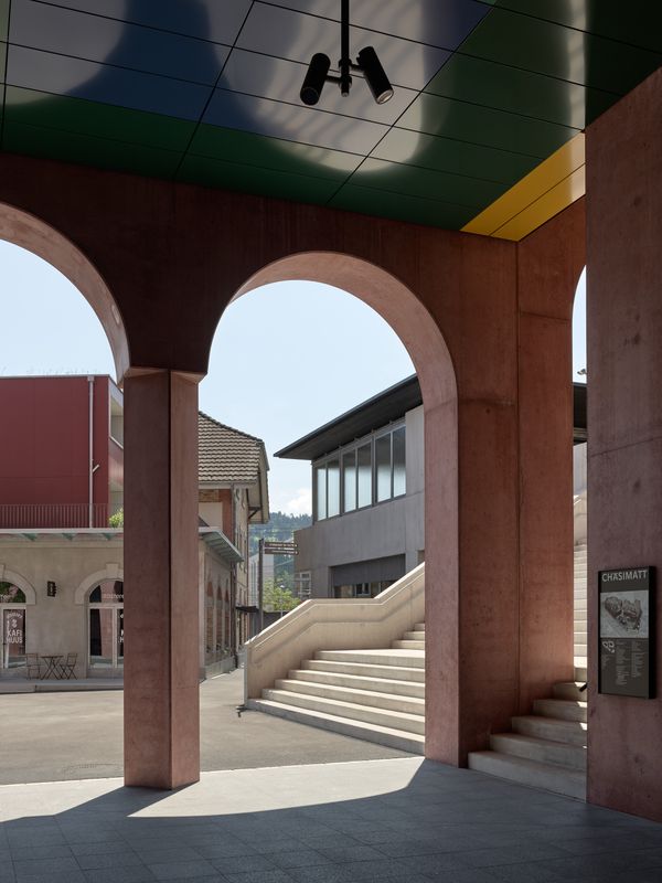 Chäsimatt – An dieser Schlüsselstelle führt die breite Treppe von den öffentlichen Aussenräumen hoch zum halbprivaten Foyer. Dem Quartierplatz der Bewohner.  – © 2018 by Ariel Huber / EDIT images