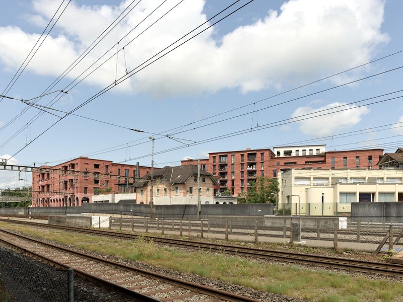 Chäsimatt – Die Chäsimatt bildet den Hintergrund für die alte Chäsi und das Hotel Bauernhof im Vordergrund und bettet sie ein. Direkt am Bahnhof gelegen ist das Areal ideal erschlossen. – © 2018 by Ariel Huber / EDIT images