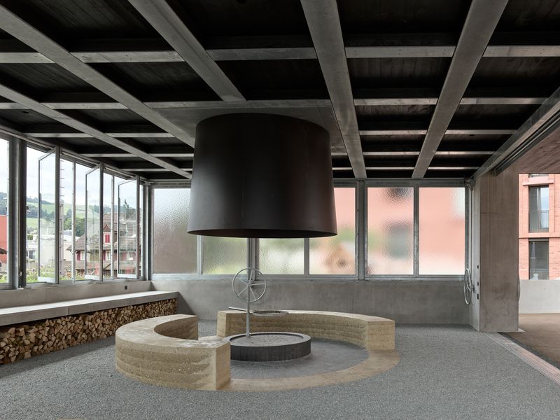 Chäsimatt – Der Pavillon bildet den südlichen Abschluss des Foyers. Die Feuerstelle kann das ganze Jahr über genutzt werden sei es für Grillabende oder Glühweinfeste. – © 2018 by Ariel Huber / EDIT images