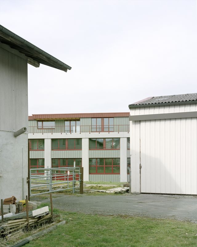 Immeuble à usage mixte à Forel (Lavaux) – Façade Sud avec au premier les bâtiments voisins à caractère industriel – Rasmus Norlander